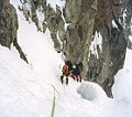 Cestu z morena campu (tj. C1) do C2 v sedle v 5400 metrech je nutn nkdy jistit. Poslednch 300 vkovch metr do C2 je prudk ledov svah, kter je navc rozervan hlubokmi trhlinami.